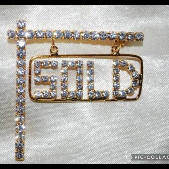 *SOLD*.   Apple iPad 16GB - Picture 2 of 5